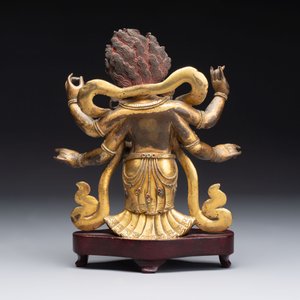 A Sino-Tibetan gilt-bronze figure of White Mahakala on wooden stand, 18th C. — photo 3
