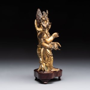 A Sino-Tibetan gilt-bronze figure of White Mahakala on wooden stand, 18th C. — photo 4