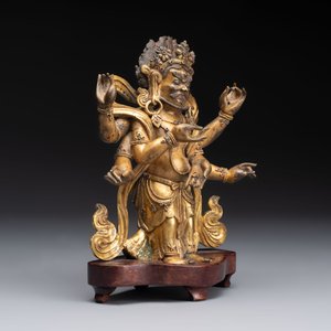 A Sino-Tibetan gilt-bronze figure of White Mahakala on wooden stand, 18th C. — photo 5
