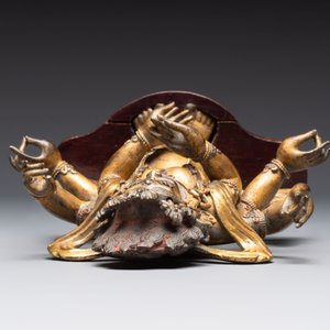 A Sino-Tibetan gilt-bronze figure of White Mahakala on wooden stand, 18th C. — photo 6