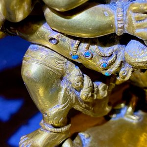 A Sino-Tibetan gilt bronze group of Mahakala and his consort Yab-Yum, 19th C. — photo 18