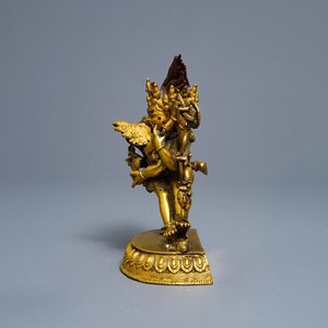 A Sino-Tibetan gilt bronze group of Mahakala and his consort Yab-Yum, 19th C. — photo 4