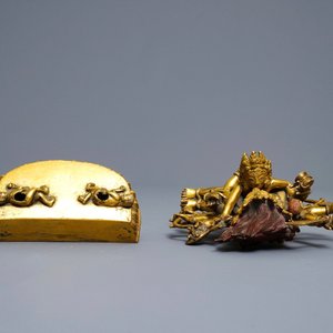 A Sino-Tibetan gilt bronze group of Mahakala and his consort Yab-Yum, 19th C. — photo 7