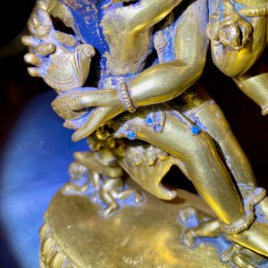 A Sino-Tibetan gilt bronze group of Mahakala and his consort Yab-Yum, 19th C. — photo 10