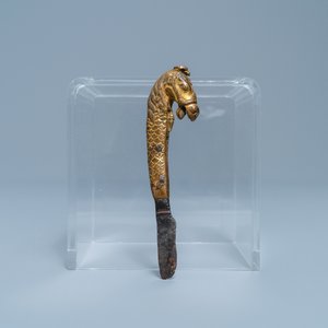 A Sino-Tibetan gilt bronze knife handle in the shape of a horse, Ming — 照片 3
