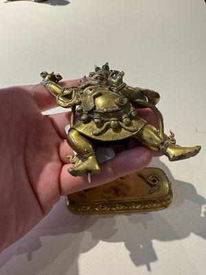 A Sino-Tibetan gilt-bronze Mahakala on stand, a Tibetan Vajradhaka and a Hayagriva, 19/20th C. — foto 16
