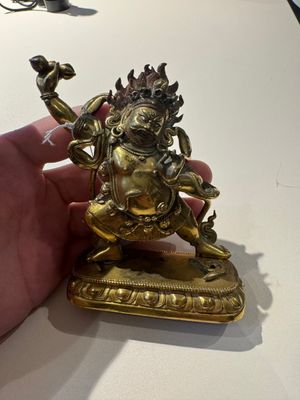 A Sino-Tibetan gilt-bronze Mahakala on stand, a Tibetan Vajradhaka and a Hayagriva, 19/20th C. — foto 17
