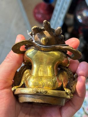 A Sino-Tibetan gilt-bronze Mahakala on stand, a Tibetan Vajradhaka and a Hayagriva, 19/20th C. — foto 29