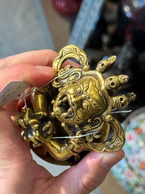 A Sino-Tibetan gilt-bronze Mahakala on stand, a Tibetan Vajradhaka and a Hayagriva, 19/20th C. — foto 32