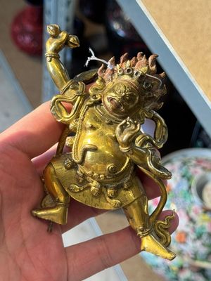 A Sino-Tibetan gilt-bronze Mahakala on stand, a Tibetan Vajradhaka and a Hayagriva, 19/20th C. — foto 34