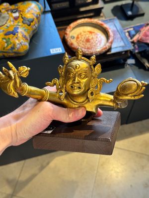 A Sino-Tibetan gilt-bronze Mahakala on stand, a Tibetan Vajradhaka and a Hayagriva, 19/20th C. — foto 42