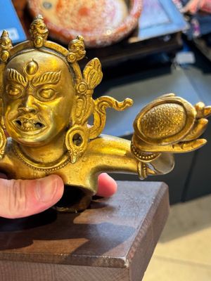 A Sino-Tibetan gilt-bronze Mahakala on stand, a Tibetan Vajradhaka and a Hayagriva, 19/20th C. — foto 45