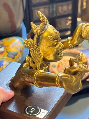 A Sino-Tibetan gilt-bronze Mahakala on stand, a Tibetan Vajradhaka and a Hayagriva, 19/20th C. — foto 47