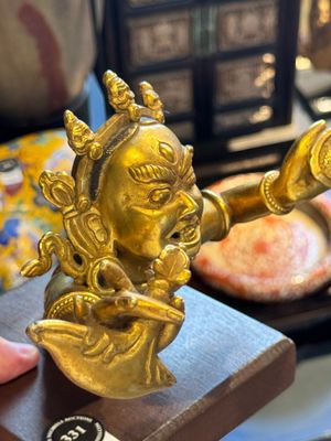 A Sino-Tibetan gilt-bronze Mahakala on stand, a Tibetan Vajradhaka and a Hayagriva, 19/20th C. — foto 48