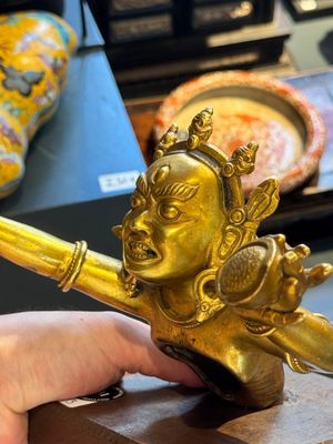 A Sino-Tibetan gilt-bronze Mahakala on stand, a Tibetan Vajradhaka and a Hayagriva, 19/20th C. — foto 50