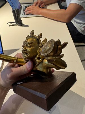 A Sino-Tibetan gilt-bronze Mahakala on stand, a Tibetan Vajradhaka and a Hayagriva, 19/20th C. — foto 7
