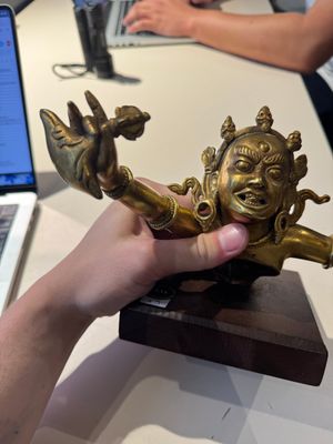 A Sino-Tibetan gilt-bronze Mahakala on stand, a Tibetan Vajradhaka and a Hayagriva, 19/20th C. — foto 8