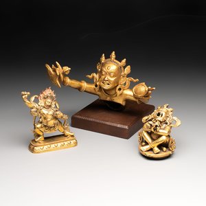 A Sino-Tibetan gilt-bronze Mahakala on stand, a Tibetan Vajradhaka and a Hayagriva, 19/20th C. — foto 1