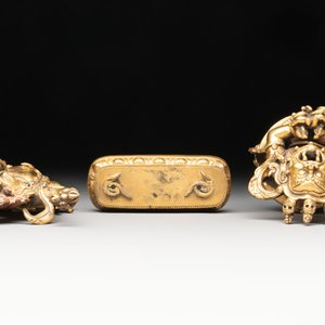 A Sino-Tibetan gilt-bronze Mahakala on stand, a Tibetan Vajradhaka and a Hayagriva, 19/20th C. — foto 11