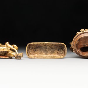 A Sino-Tibetan gilt-bronze Mahakala on stand, a Tibetan Vajradhaka and a Hayagriva, 19/20th C. — foto 12