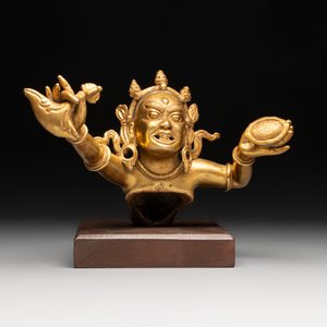 A Sino-Tibetan gilt-bronze Mahakala on stand, a Tibetan Vajradhaka and a Hayagriva, 19/20th C. — foto 2