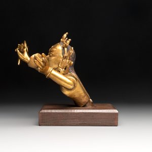 A Sino-Tibetan gilt-bronze Mahakala on stand, a Tibetan Vajradhaka and a Hayagriva, 19/20th C. — foto 3