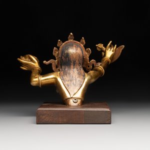 A Sino-Tibetan gilt-bronze Mahakala on stand, a Tibetan Vajradhaka and a Hayagriva, 19/20th C. — foto 4