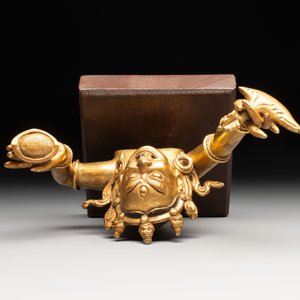 A Sino-Tibetan gilt-bronze Mahakala on stand, a Tibetan Vajradhaka and a Hayagriva, 19/20th C. — foto 6