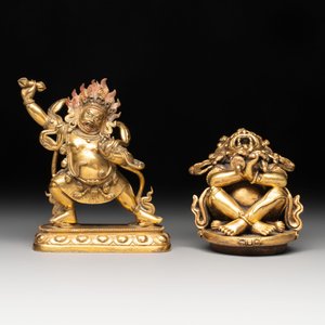A Sino-Tibetan gilt-bronze Mahakala on stand, a Tibetan Vajradhaka and a Hayagriva, 19/20th C. — foto 7