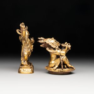 A Sino-Tibetan gilt-bronze Mahakala on stand, a Tibetan Vajradhaka and a Hayagriva, 19/20th C. — foto 8