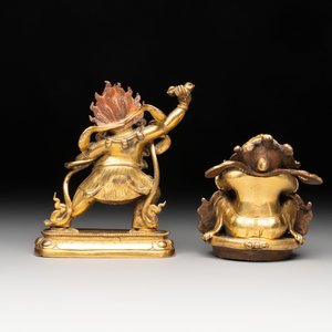 A Sino-Tibetan gilt-bronze Mahakala on stand, a Tibetan Vajradhaka and a Hayagriva, 19/20th C. — foto 9