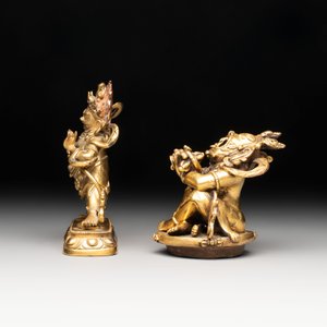 A Sino-Tibetan gilt-bronze Mahakala on stand, a Tibetan Vajradhaka and a Hayagriva, 19/20th C. — foto 10