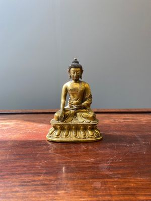 A Sino-Tibetan gilt bronze Medicine Buddha or Bhaishajyaguru, 16th C. — photo 1