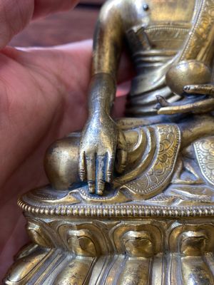 A Sino-Tibetan gilt bronze Medicine Buddha or Bhaishajyaguru, 16th C. — photo 16