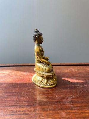 A Sino-Tibetan gilt bronze Medicine Buddha or Bhaishajyaguru, 16th C. — photo 4