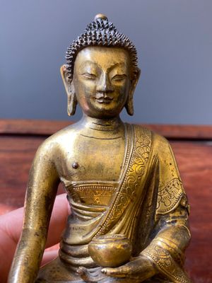 A Sino-Tibetan gilt bronze Medicine Buddha or Bhaishajyaguru, 16th C. — photo 10
