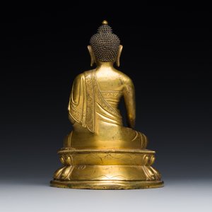 A Sino-Tibetan gilt bronze Medicine Buddha or Bhaishajyaguru, 16th C. — photo 3