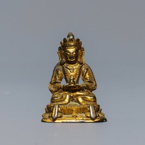 A Sino-Tibetan gilt bronze miniature figure of Buddha, 16/17th C. — 照片 1