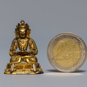 A Sino-Tibetan gilt bronze miniature figure of Buddha, 16/17th C. — 照片 4
