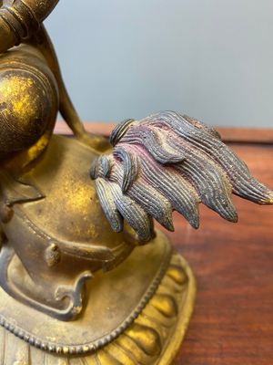 A Sino-Tibetan gilt bronze sculpture of Vaishravana on a Buddhist lion, probably 17th C. — 照片 11