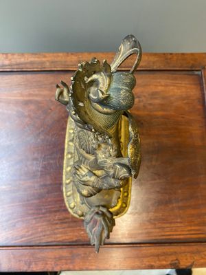 A Sino-Tibetan gilt bronze sculpture of Vaishravana on a Buddhist lion, probably 17th C. — 照片 5
