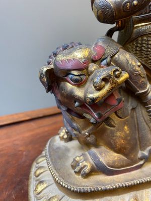 A Sino-Tibetan gilt bronze sculpture of Vaishravana on a Buddhist lion, probably 17th C. — 照片 9