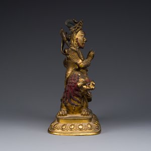 A Sino-Tibetan gilt bronze sculpture of Vaishravana on a Buddhist lion, probably 17th C. — 照片 5