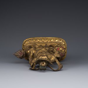 A Sino-Tibetan gilt bronze sculpture of Vaishravana on a Buddhist lion, probably 17th C. — 照片 6