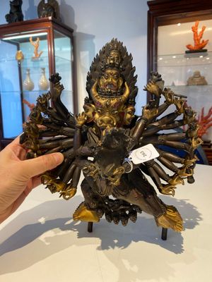 A Sino-Tibetan gilt bronze sculpture of Yamantaka, probably 17/18th C. — photo 1