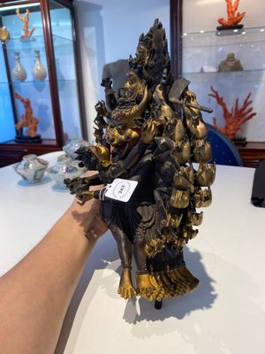 A Sino-Tibetan gilt bronze sculpture of Yamantaka, probably 17/18th C. — photo 3