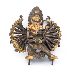 A Sino-Tibetan gilt bronze sculpture of Yamantaka, probably 17/18th C. — photo 3