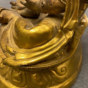 A Sino-Tibetan gilt copper alloy figure of Buddha, 18/19th C. — photo 16