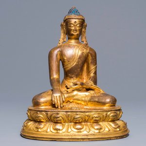 A Sino-Tibetan gilt-copper figure of Buddha Shakyamuni, 17/18th C. — 照片 1