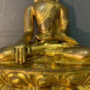 A Sino-Tibetan gilt-copper figure of Buddha Shakyamuni, 17/18th C. — 照片 9